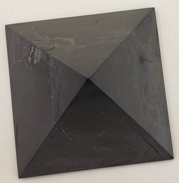 Shungite - Pyramide 7 cm – Image 3